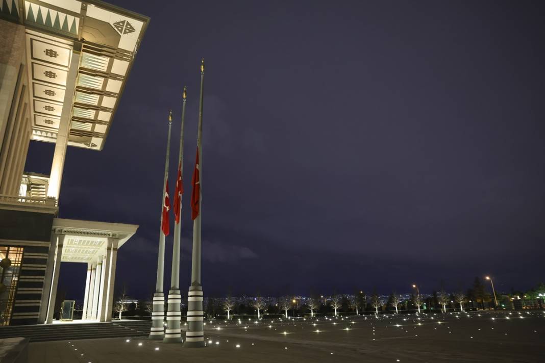 TBMM'deki bütün bayraklar yarıya indirilirken o bayrağa dokunulmadı! Bakın neden... 11